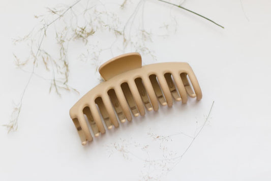 How to Use a Claw Clip With Short Hair